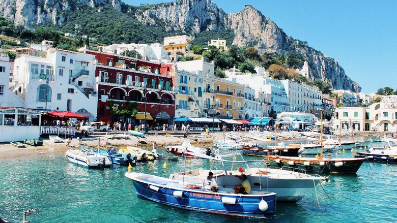 Capri, Italia Pulau Capri di Italia, destinasi romantis untuk kalangan atas.