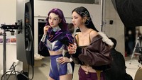 Di foto berbeda, Karina dan ae-Karina memperlihatkan kegiatan di balik layar proses pemotretan. (Foto: dok. SM Entertainment)