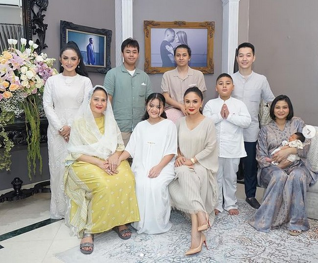 Keluarga Krisdayanti dan Yuni Shara memang tak memakai busana kembaran. Namun, mereka menyenadakannya dengan warna kalem. (Foto: Instagram)