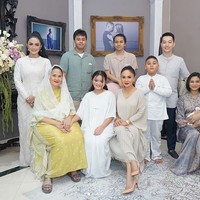 Keluarga Krisdayanti dan Yuni Shara memang tak memakai busana kembaran. Namun, mereka menyenadakannya dengan warna kalem. (Foto: Instagram)