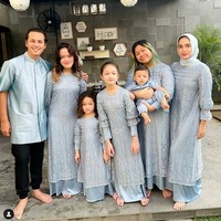Inilah penampilan keluarga Andhika Pratama dan Ussy Pratama. Busana nuansa biru langit jadi pilihan mereka. (Foto: Instagram)