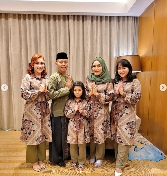 Keluarga Ayu Tingting selalu kompakan berbusana saat Lebaran. Kombinasi hijau lumut dan coklat menjadi tema warna busana mereka untuk Lebaran 2021. (Foto: Instagram)