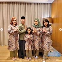 Keluarga Ayu Tingting selalu kompakan berbusana saat Lebaran. Kombinasi hijau lumut dan coklat menjadi tema warna busana mereka untuk Lebaran 2021. (Foto: Instagram)