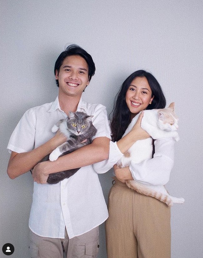 Tahun ini menjadi Lebaran pertama Sherina dan Baskara Mahendra sebagai sepasang suami-istri. Untuk ucapan Lebaran di media sosial, mereka kompak memakai atasan putih dan celana bernuansa khaki. (Foto: Instagram)