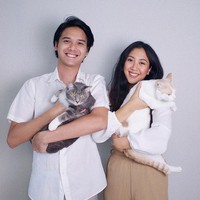 Tahun ini menjadi Lebaran pertama Sherina dan Baskara Mahendra sebagai sepasang suami-istri. Untuk ucapan Lebaran di media sosial, mereka kompak memakai atasan putih dan celana bernuansa khaki. (Foto: Instagram)