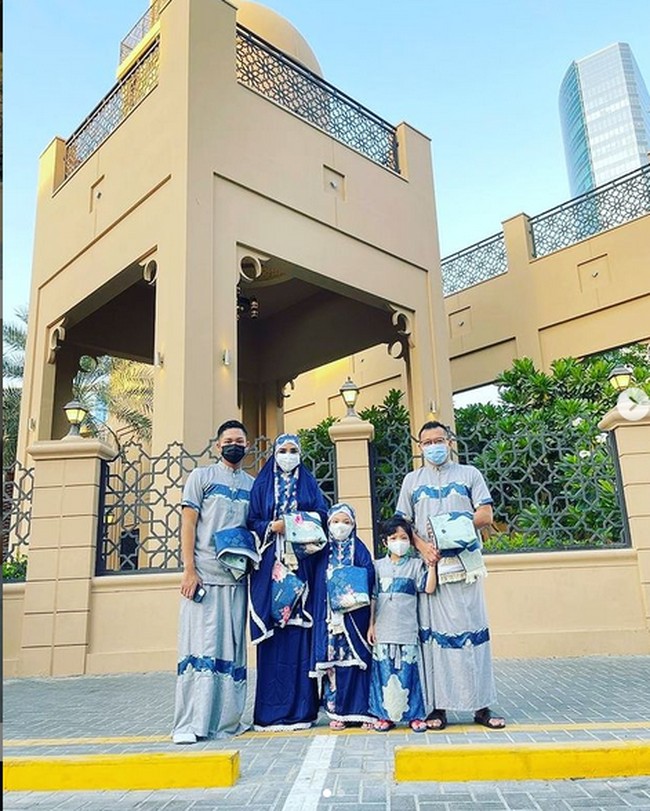 Busana serba biru juga menjadi andalan keluarga Anang Hermansyah dan Ashanty saat salat ied di tengah liburan mereka di Dubai. (Foto: Instagram)