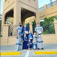Busana serba biru juga menjadi andalan keluarga Anang Hermansyah dan Ashanty saat salat ied di tengah liburan mereka di Dubai. (Foto: Instagram)