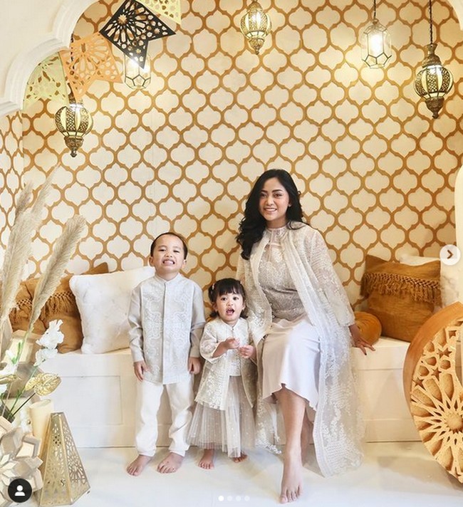 Lebaran tahun ini juga terasa bagi Rachel Vennya, pascaperceraian dan keputusan untuk melepas hijab. Namun, hal tersebut tak mengurangi kebahagiaan dia merayakan Lebaran bersama kedua buah hatinya. Terlihat dari gaya kompakan mereka yang satu ini. (Foto: Instagram)
