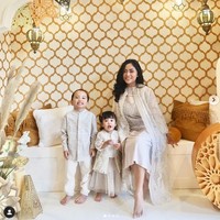 Lebaran tahun ini juga terasa bagi Rachel Vennya, pascaperceraian dan keputusan untuk melepas hijab. Namun, hal tersebut tak mengurangi kebahagiaan dia merayakan Lebaran bersama kedua buah hatinya. Terlihat dari gaya kompakan mereka yang satu ini. (Foto: Instagram)