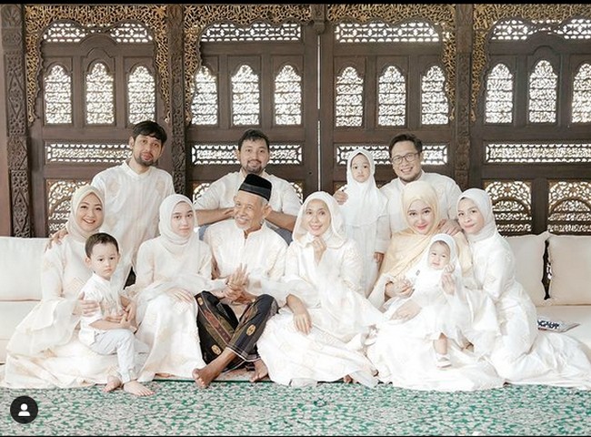 Busana serba putih menemani penampilan keluarga besar desainer Dian Pelangi. Si kecil Rumi, anak pertama Dian yang baru berusia 10 bulan pun tak ketinggalan berbusana kompak. (Foto: Instagram)