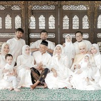 Busana serba putih menemani penampilan keluarga besar desainer Dian Pelangi. Si kecil Rumi, anak pertama Dian yang baru berusia 10 bulan pun tak ketinggalan berbusana kompak. (Foto: Instagram)