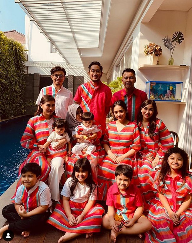 Busana serba merah bermotif garis horisontal menjadi pilihan keluarga besar Raffi Ahmad dan Nagita Slavina. Berbeda dari biasanya, baju Lebaran yang dipakai Nagita sendiri bersiluet A-line dengan aksen lipit di bawahnya. (Foto: Instagram)