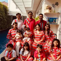 Busana serba merah bermotif garis horisontal menjadi pilihan keluarga besar Raffi Ahmad dan Nagita Slavina. Berbeda dari biasanya, baju Lebaran yang dipakai Nagita sendiri bersiluet A-line dengan aksen lipit di bawahnya. (Foto: Instagram)