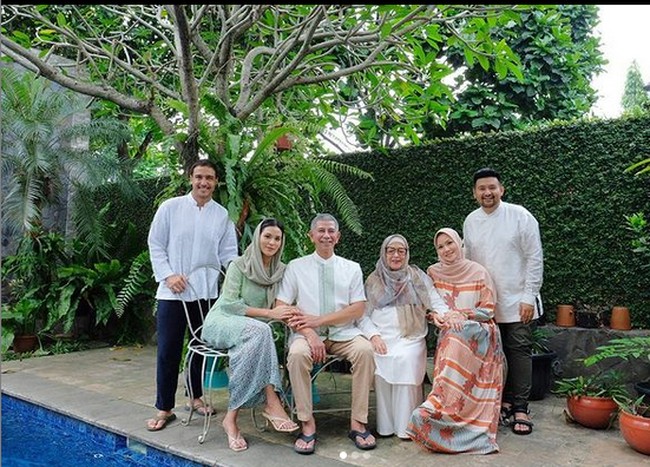 Inilah penampilan Raisa dan Hamish Daud beserta keluarga untuk Lebaran 2021. (Foto: Instagram)