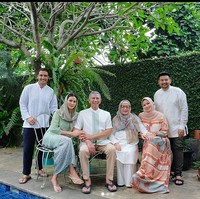 Inilah penampilan Raisa dan Hamish Daud beserta keluarga untuk Lebaran 2021. (Foto: Instagram)