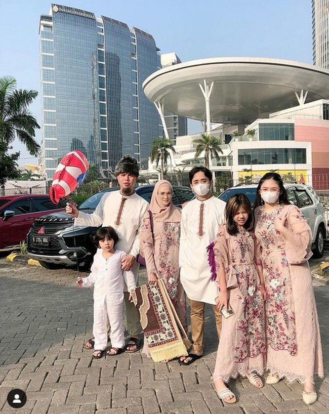 Keluarga Ahmad Dhani dan Mulan Jameela juga kompakan memakai baju senada untuk salat ied. (Foto: Instagram)