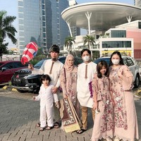 Keluarga Ahmad Dhani dan Mulan Jameela juga kompakan memakai baju senada untuk salat ied. (Foto: Instagram)