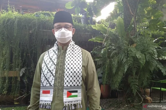 Gubernur DKI Anies Baswedan mengenakan syal Palestina. (Dewa Ketut Sudiarta Wiguna/ANTARA)