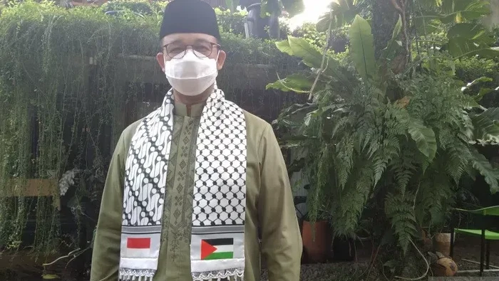 Gubernur DKI Anies Baswedan mengenakan syal Palestina. (Dewa Ketut Sudiarta Wiguna/ANTARA)