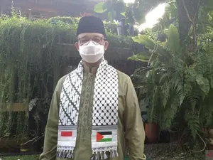 Anies Kenakan Syal Palestina Saat Salat Idul Fitri di Rumah