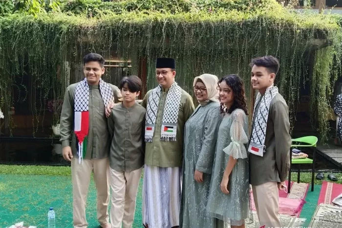 Gubernur DKI Anies Baswedan mengenakan syal Palestina. (Dewa Ketut Sudiarta Wiguna/ANTARA)