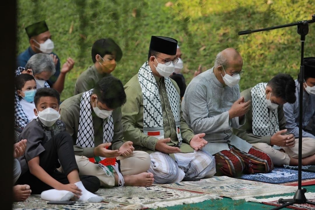 Gubernur Jakarta Anies Baswedan menunaikan salat Idul Fitri di rumahnya dengan mengenakan syal Palestina-Indonesia sebagai bentuk simpati terhadap negeri yang tengah dikecamuk konflik. (Tangkapan Layar Instagram @aniesbaswedan)