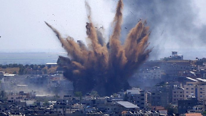 Militer Israel terus meluncurkan serangan udara ke Jalur Gaza di hari perayaan Idul Fitri. Hingga Kamis pagi, jumlah warga Palestina yang meninggal telah mencapai 69 orang.