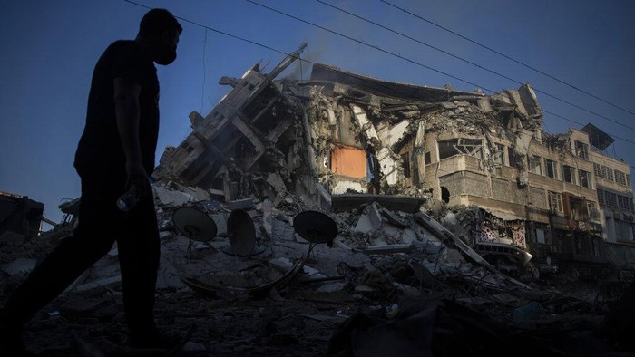 Israel Terus Lancarkan Serangan Udara ke Gaza Militer Israel terus meluncurkan serangan udara ke Jalur Gaza di hari perayaan Idul Fitri. Hingga Kamis pagi, jumlah warga Palestina yang meninggal telah mencapai 69 orang.
