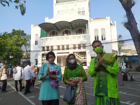 Jemaah bersama keluarganya mengabadikan momen Idul Fitiri 1442 H usai salat Id di Masjid Cut Meutia