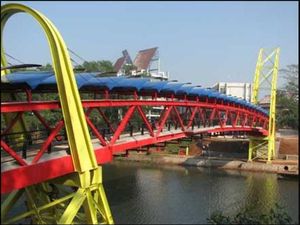 Lingga Yoni di Jembatan Teksas UI