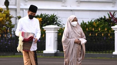 Potret Jokowi-Iriana Salat Id di Halaman Istana Bogor