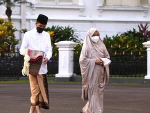 Potret Jokowi-Iriana Salat Id di Halaman Istana Bogor