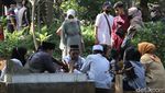 Kala Warga Bandung Ramai-ramai Ziarah Kubur di Momen Lebaran