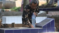Usai melaksanakan salat Id, warga pun berziarah ke makam anggota keluarga mereka.