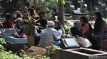 Kala Warga Bandung Ramai-ramai Ziarah Kubur di Momen Lebaran