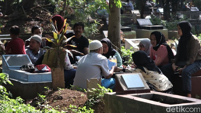 Ziarah kubur jadi salah satu tradisi yang kerap dilakukan umat Islam di momen Lebaran. TPU di Bandung pun ramai dikunjungi para peziarah di kala Lebaran.