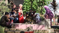 Sejumlah warga datang ke TPU Kondangan, Kecamatan Majalaya, Kabupaten Bandung, untuk berziarah ke makam anggota keluarga di hari pertama Lebaran.