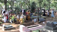 Sejumlah warga berdatangan ke Tempat Pemakaman Umum (TPU) Kondangan, Kecamatan Majalaya, Kabupaten Bandung, Jawa Barat, untuk berziarah ke makam anggota keluarga, Kamis (13/5/2021). 