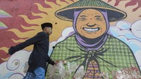 Warga datang ke masjid untuk melaksanakan salat Idul Fitri. 
