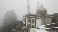 Masjid Baituttaqwa jadi lokasi salat Id warga di kawasan wisata yang disebut sebagai Nepal Van Java itu.