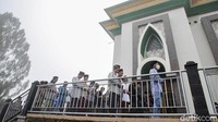 Guna mencegah penyebaran virus Corona, salat Id pun digelar dengan menerapkan protokol kesehatan, salah satunya mewajibkan jemaah menggunakan masker saat mengikuti salat Id. 