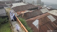 Seusai menunaikan ibadah Salat Ied warga melanjutkan aktivitas dengan bersilaturahmi.