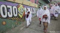 Silaturahmi  tak hanya dilakukan dengan keluarga, tak jarang warga juga bersilaturahmi kepada para tetangga sekitar rumah mereka. 