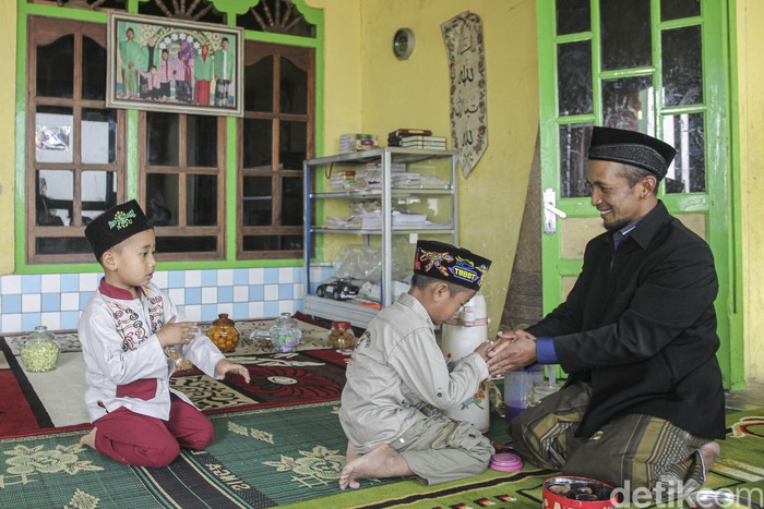 Hari Raya Idul Fitri jadi momen yang dinanti umat Islam usai menjalankan ibadah puasa. Suka cita rayakan Lebaran pun dirasakan oleh warga di Nepal van Java.