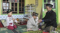 Momen silaturahmi ini pun kerap jadi waktu yang dinanti para anak-anak. Pasalnya tak jarang mereka mendapat salam tempel atau THR dari orang tua maupun kerabat.