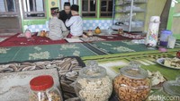 Beragam makanan pun disajikan saat momen Lebaran tiba.