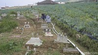 Selain bersilaturahmi, warga di kawasan tersebut juga akan menerbangkan balon udara serta tak lupa melakukan ziarah kubur ke makam anggota keluarga.
