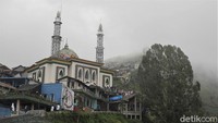 Warga bersiap menuju masjid saat suara gema takbir berkumandang di Dusun Butuh, Kaliangkrik, Kabupaten Magelang, Jawa Tengah, Kamis (13/5/2021).
