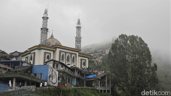 Kala Warga di Nepal Van Java Merayakan Hari Kemenangan Hari Raya Idul Fitri jadi momen yang dinanti umat Islam usai menjalankan ibadah puasa. Suka cita rayakan Lebaran pun dirasakan oleh warga di Nepal van Java.