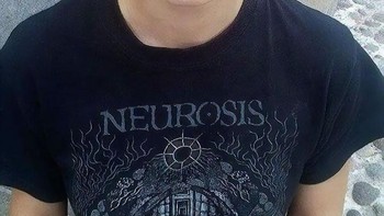 Bekerja di peternakan lebah, belakangan diketahui gadis ini alergi lebah. Foto: boredpanda